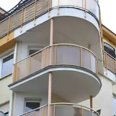 Siatka na balkonie to skuteczny sposób, jak odstraszyć wróble i inne ptaki, chroniąc elewację i meble przed zanieczyszczeniami.