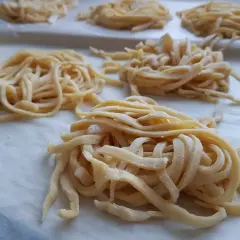 Świeży, domowy makaron, jak u babci. Ten przepis na makaron domowy babci jest prosty i pyszny.