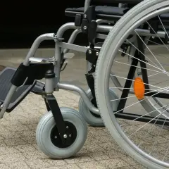 Wózek inwalidzki z NFZ: Jak uzyskać refundację? Poradnik krok po kroku