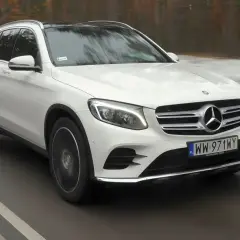 Biały Mercedes-Benz GLC 2025 na drodze, z widocznym logo i tablicą rejestracyjną.