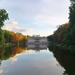Pałac na Wyspie w Łazienkach Królewskich w Warszawie, odbijający się w wodzie.
