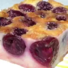 Tranche de clafoutis aux cerises, doré et moelleux. Une recette clafoutis facile pour un dessert gourmand.
