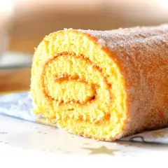 En sockerströdd rulltårta, perfekt för ett enkelt rulltårta recept. Lätt och fluffig med en söt fyllning.