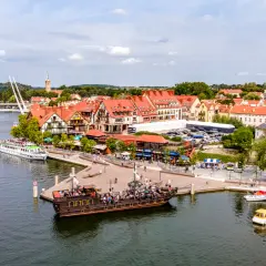 Gdzie zjeść w Mikołajkach? Odkryj najlepsze miejsca na posiłek