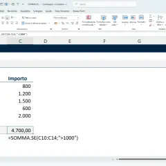Foglio di calcolo Excel con la funzione SOMMA.SE che calcola la somma degli importi superiori a 1000. Il risultato è 4.700,00.