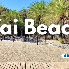 Plaża Vai z palmami i kawiarnią. Idealne miejsce na relaks.