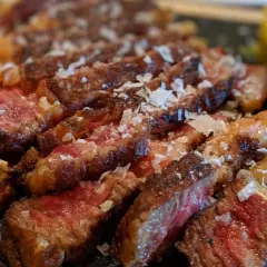 Jugoso chuletón a la brasa, perfecto para comer en la sierra de Madrid. Sal gorda y punto perfecto.