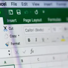 Ekran programu Excel z widocznym menu "Home" i opcjami "Cut", "Copy", "Paste". Widoczne są też przyciski formatowania tekstu, co ułatwia blokowanie komórek Excel.