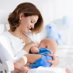 Dlaczego niemowlę ulewa po karmieniu piersią? Przyczyny i kiedy to niepokoi