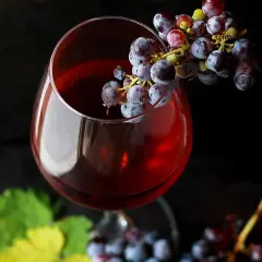 Czy wino przyspiesza okres? Poznaj prawdę o wpływie alkoholu