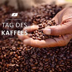 Eine Hand hält geröstete Kaffeebohnen vor einem Sack voller Bohnen. Der Text "TAG DES KAFFEES" ist überlagert.