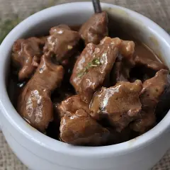 Dania z wołowiny: od gulaszu po stek. Jak zrobić idealnie kruche mięso?