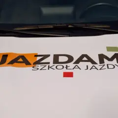 JAZDAM SZKOŁA JAZDY - szybka kwalifikacja wstępna przyspieszona do zdobycia prawa jazdy. Kolorowe akcenty.