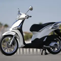 Piaggio Liberty 125: opiniones sobre esta scooter blanca, ideal para la ciudad.