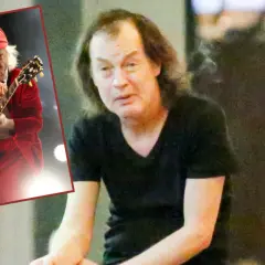 Angus Young, legendarny gitarzysta AC/DC, w czerwonym stroju i z gitarą. Obok jego zdjęcie z bliska.
