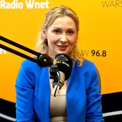 Joanna Miziołek, w wieku około 40 lat, w niebieskiej marynarce, przed mikrofonem Radia Wnet.