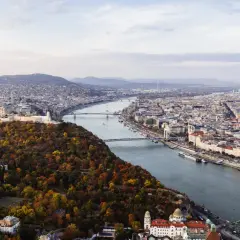 Budapeszt jesienią. Widok na Dunaj, mosty i wzgórza. Ceny na Węgrzech mogą być różne, ale widoki są bezcenne.