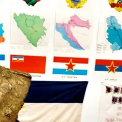 Popiersie marszałka w otoczeniu map i flag republik, symbolizujące jedność i historię stolicy Jugosławii.