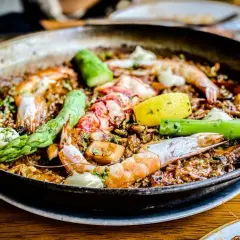 Gdzie zjeść najlepszą paellę w Barcelonie? Odkryj topowe restauracje