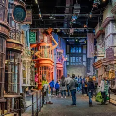 En magisk gata i Harry Potter England. Besökare njuter av Diagongränden med dess unika butiker.