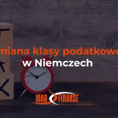 Drewniane klocki z napisem TAX, budzik i tekst "Zmiana klasy podatkowej w Niemczech".
