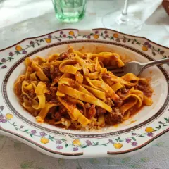 Tagliatelle al ragù, un classico per scoprire dove mangiare a Bologna. Un piatto che profuma di tradizione e sapori autentici.