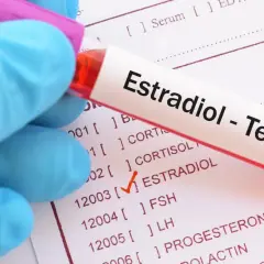 Rękawiczka trzyma probówkę z krwią do testu estradiolu. Wyniki badań wskazują na potrzebę zbicia estrogenu na cyklu.