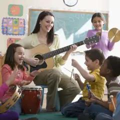 Niños y maestra disfrutan tocando instrumentos y cantando alegres canciones sobre el invierno.