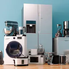 Elettrodomestici per la casa: frigo, lavatrice, aspirapolvere, impastatrice, frullatore, macchina da caffè, tostapane, bollitore, macinacarne, robot da cucina e forno a microonde.