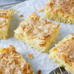 Saftiger Kuchen mit Buttermilch, bestreut mit gerösteten Mandelblättchen und Zucker.