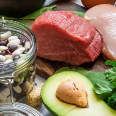 En burk bönor, rått kött, kycklingfilé, avokado och grönsaker. Bra källor till b12 mat.