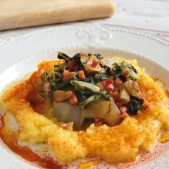 Puré de patatas con un sofrito de acelgas y trocitos de jamón. Una deliciosa receta con acelgas, espolvoreada con pimentón.