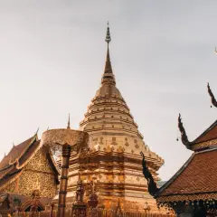Goldener Chedi im Wat Phra That Doi Suthep, Chiang Mai, Thailand, im warmen Licht der untergehenden Sonne.