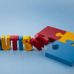 Kolorowe litery układają słowo "AUTISM", obok fragmenty puzzli. Brak leków na aspergera, ale jest nadzieja.