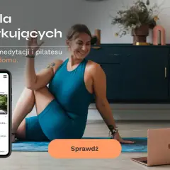 Kobieta ćwiczy jogę w domu, obok leży telefon z aplikacją i laptop. Odkryj qigong i inne formy ruchu dla siebie.