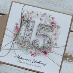 Elegancka kartka z okazji 15 rocznicy ślubu Malwiny i Bartłomieja, ozdobiona kwiatowym wianuszkiem i ażurową cyfrą "15".