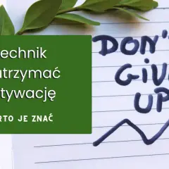 Zielona ramka z napisem "8 technik by utrzymać motywację" na tle notatnika z napisem "DON'T GIVE UP!" i rosnącym wykresem.