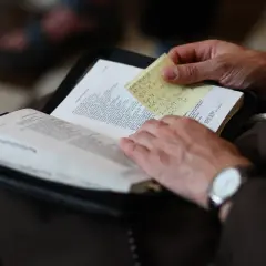 Kto może czytać Pismo Święte w kościele? Zaskakujące zasady i praktyki