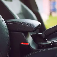 Skórzany podłokietnik i dźwignia hamulca ręcznego w samochodzie. Funkcja auto hold zapewnia komfort podczas postoju.