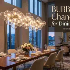 Elegante comedor con una lámpara de burbujas de cristal que ilumina la mesa puesta.