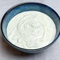 En krämig sås på grekisk yoghurt med örter, perfekt som tillbehör till kyckling.