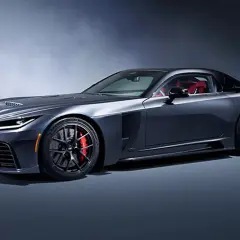 Ciemnoszara Toyota GR Supra MK5 z czerwonym wnętrzem, na tle studyjnym.