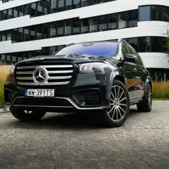 Elegancki, czarny Mercedes GLS na tle nowoczesnego budynku. Sprawdź, jaka jest jego mercedes gls cena.