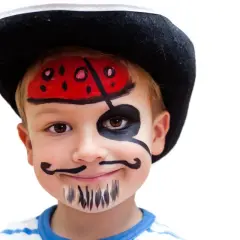 Ein Junge mit Piratenhut und gemaltem Bart und Augenklappe. Kinder lieben es, sich zu verkleiden und zu schminken.