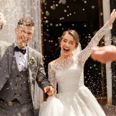 Novios felices, rodeados de confeti, celebrando su boda. ¡Un sueño hecho realidad!