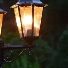 Latarnie retro: jak wybrać idealne oświetlenie do ogrodu?