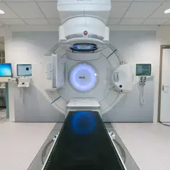 Nowoczesny akcelerator liniowy do radioterapii. Pacjent leży na stole, a maszyna precyzyjnie naprowadza wiązkę. Co gorsze chemioterapia czy radioterapia?