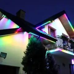 Kolorowy montaż taśmy LED na zewnątrz domu tworzy magiczną atmosferę.