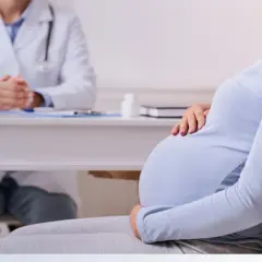 Mujer embarazada consulta a su médico por dolor de ovarios.