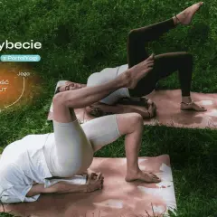 Dwie kobiety ćwiczą jogę na trawie, ucząc się, jak medytować. Tekst informuje o 7 dniach w Tybecie z Portal Yogi, medytacji, jodze i uważności w 5 minut.